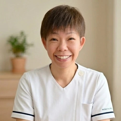 白衣で微笑む施術者・石井和恵